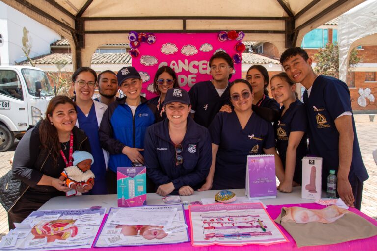 Estudiantes y docentes de la Escuela de Enfermería Corpista participaron en la Jornada de Salud “EPS al Parque” en Zipaquirá